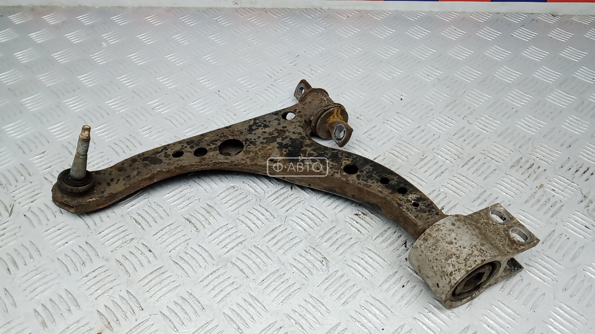 Рычаг передний нижний левый