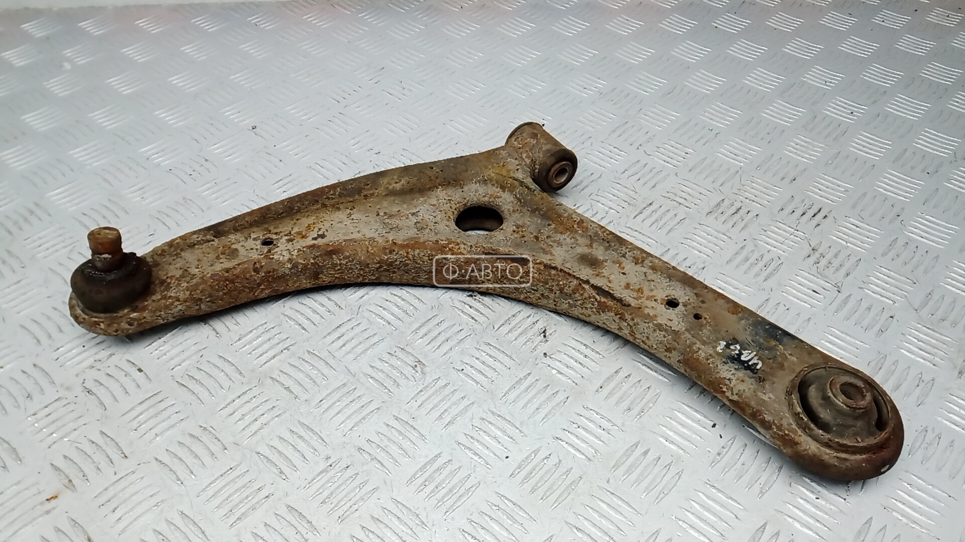 Рычаг передний нижний левый