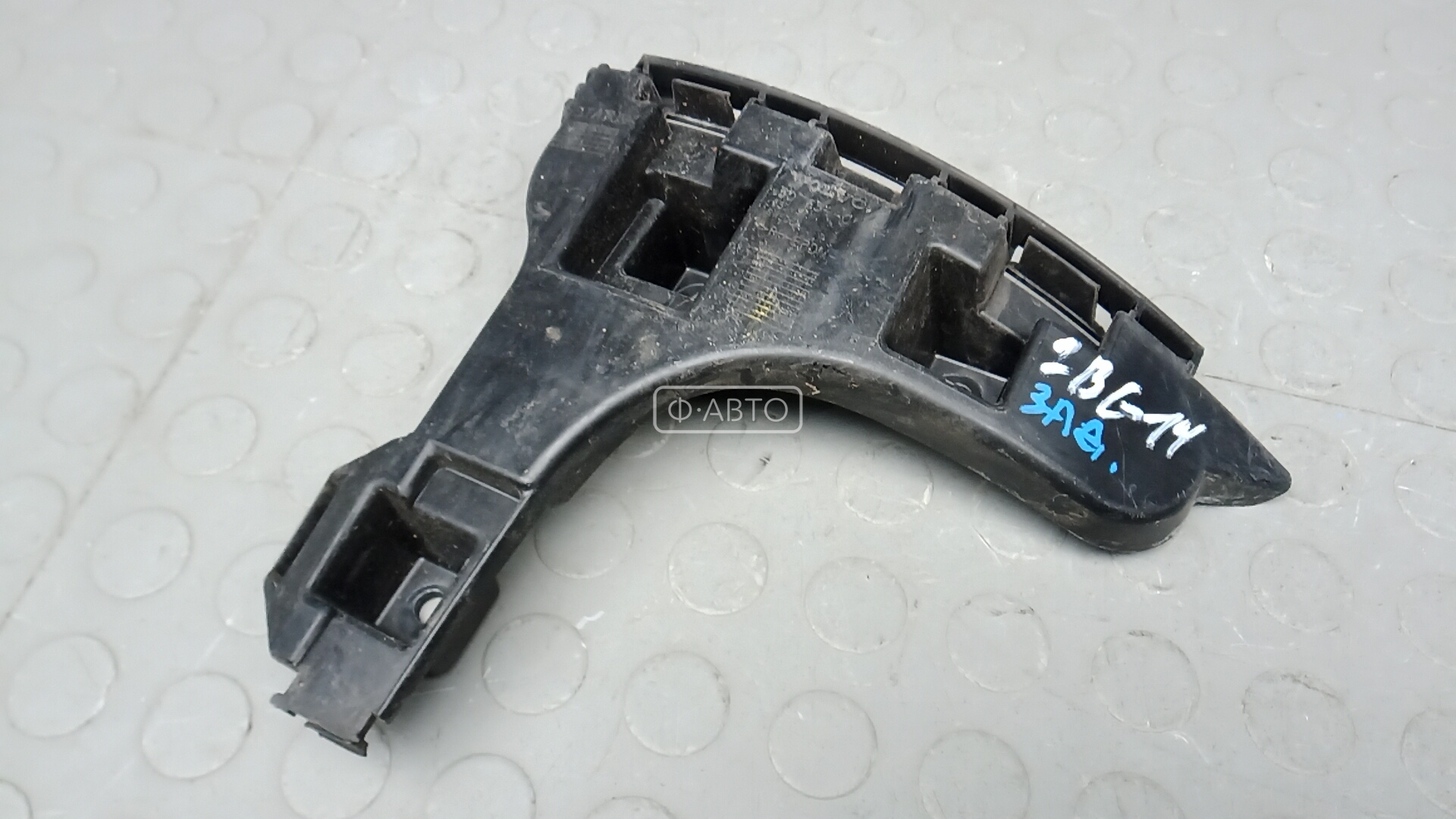 Крепление бампера заднее