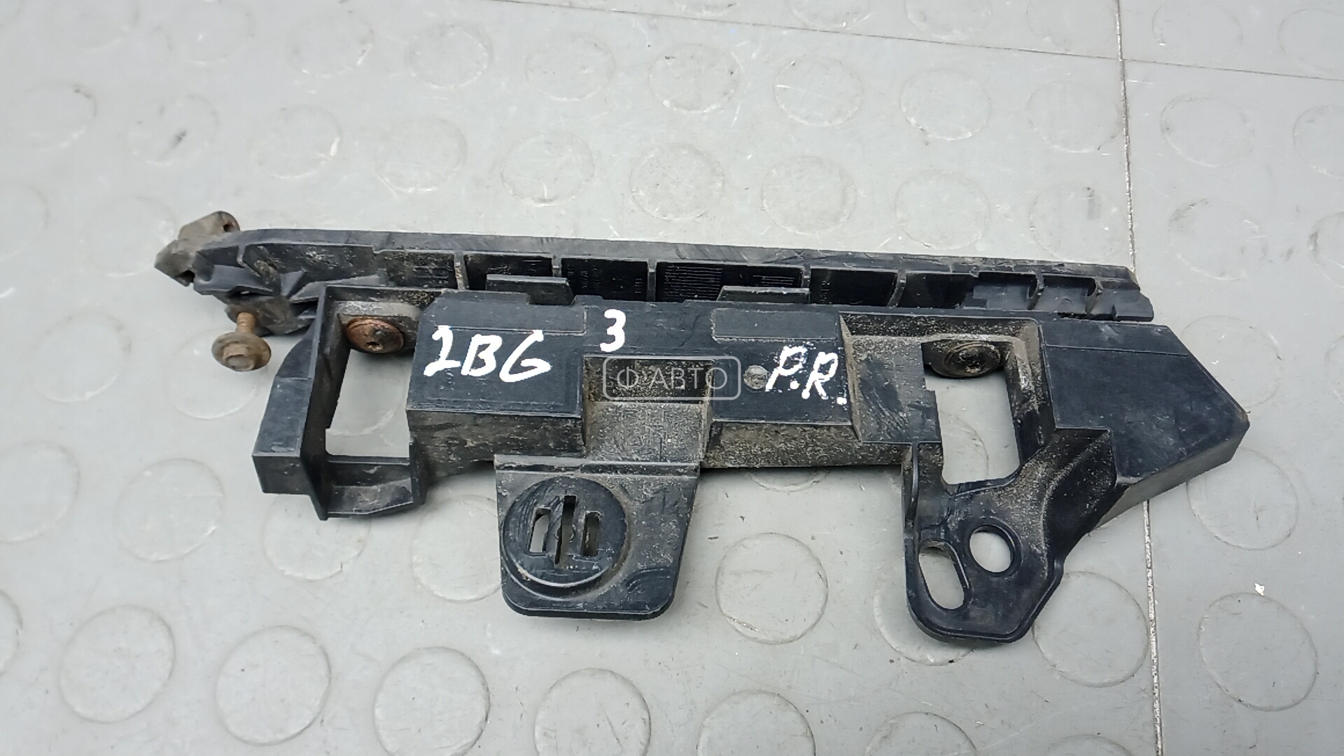 Крепление бампера переднее