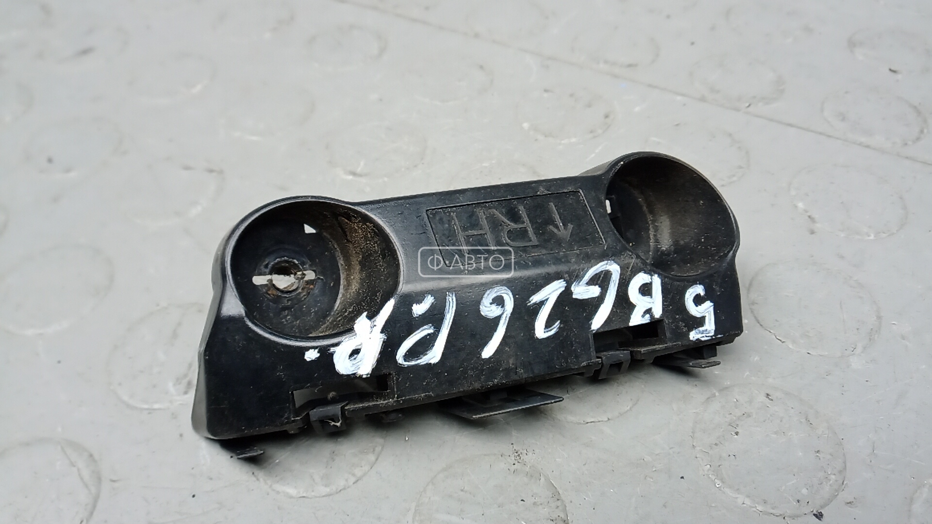 Крепление бампера переднее