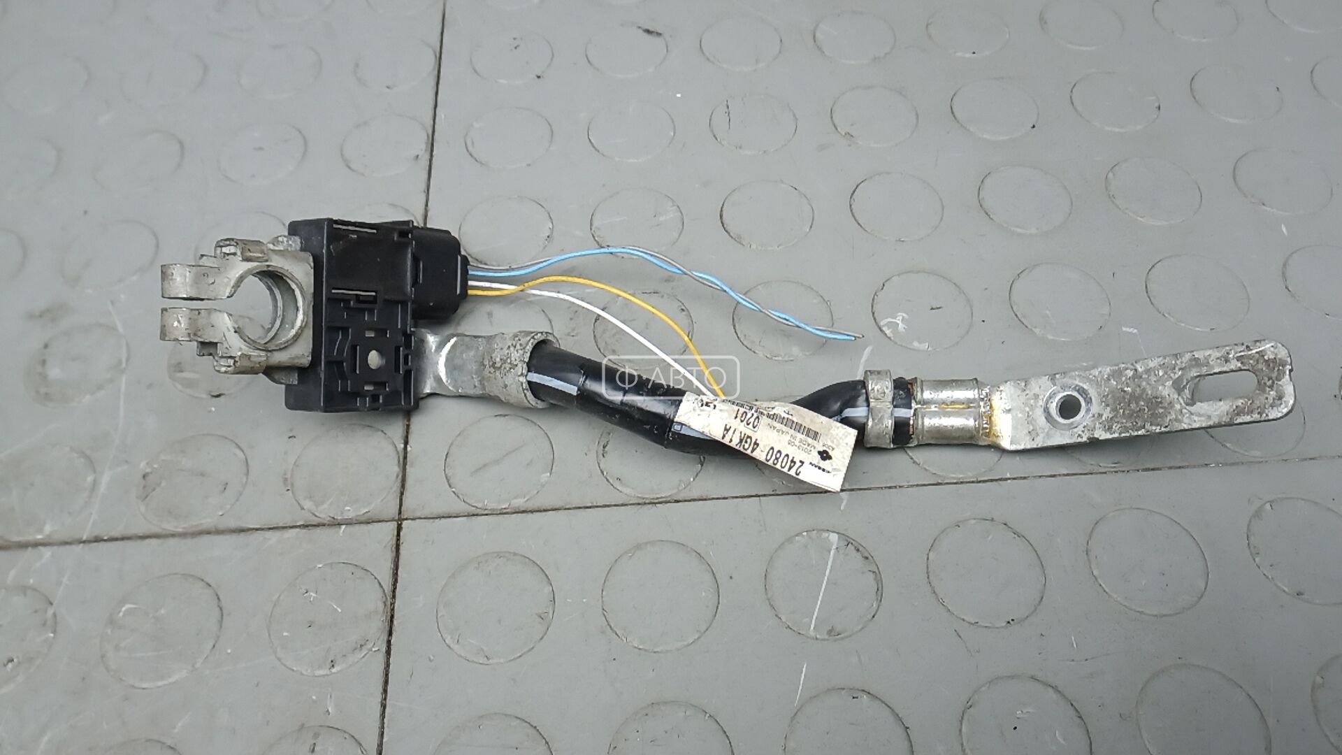 Клемма аккумулятора плюс