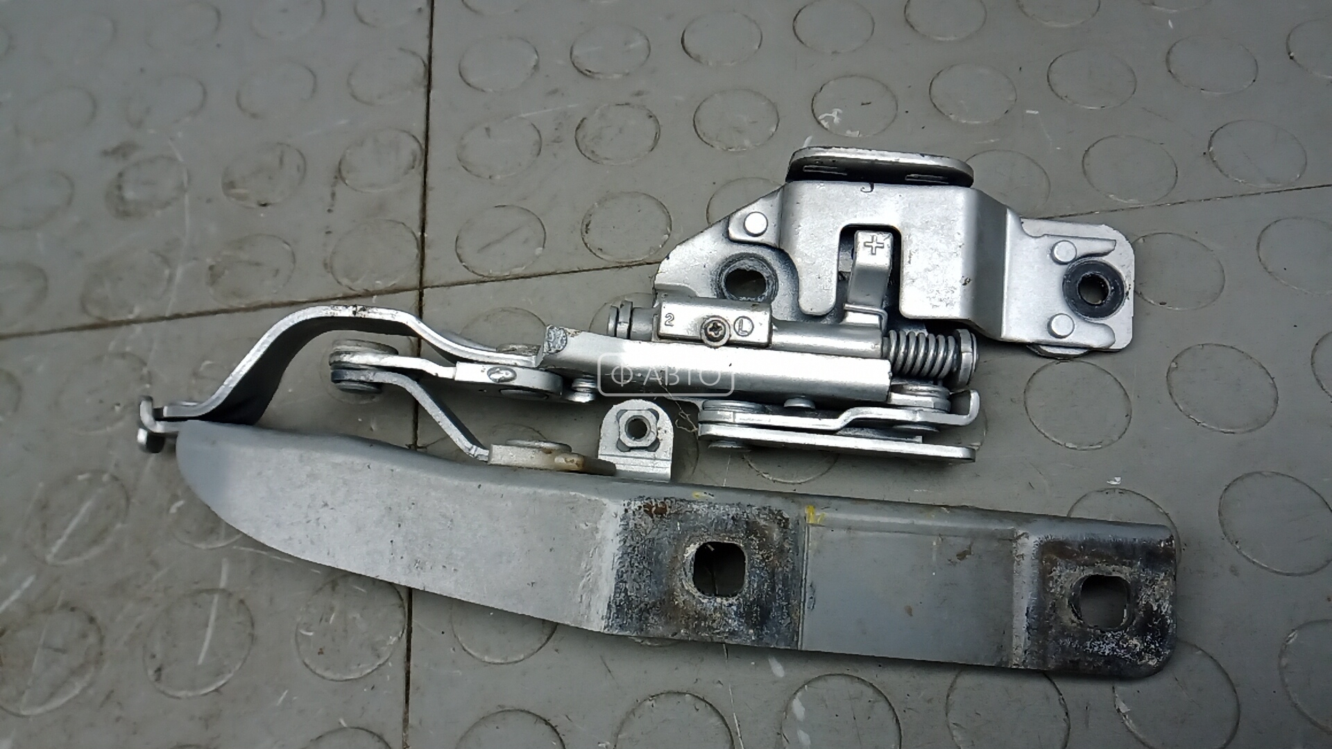 Петля капота