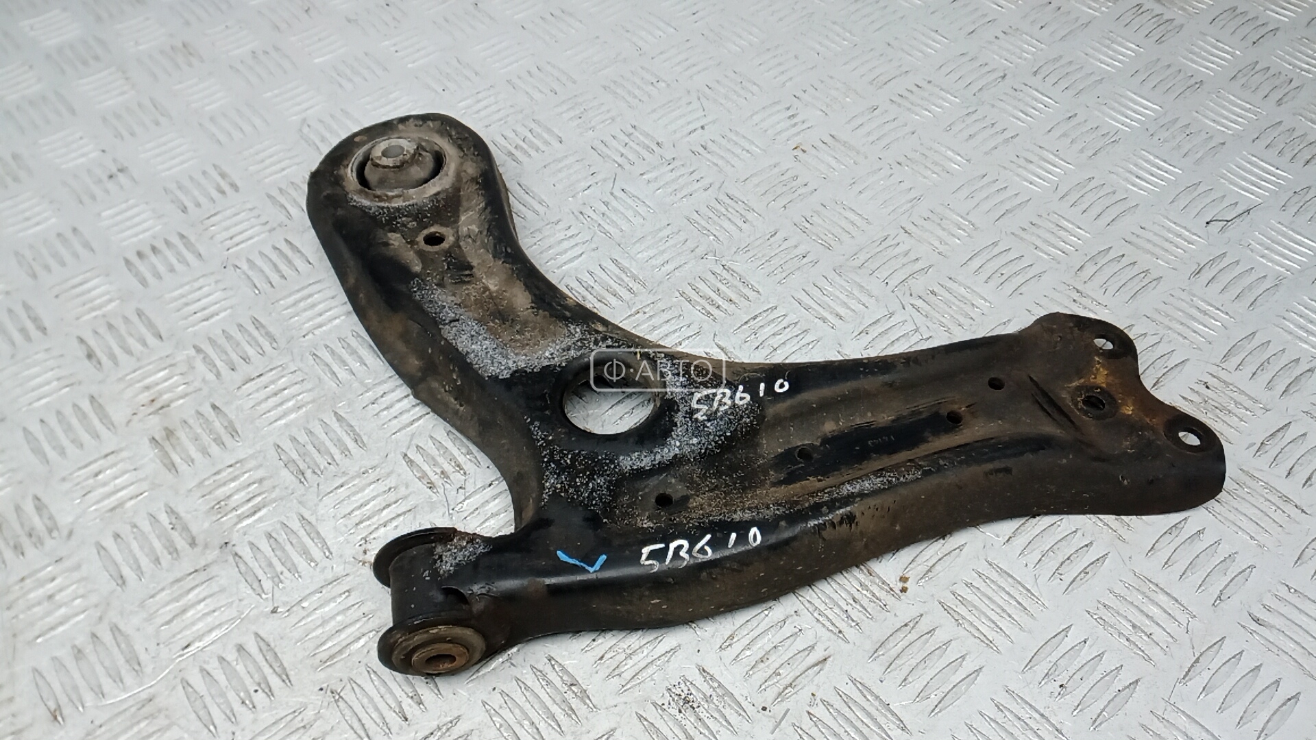 Рычаг передний нижний левый