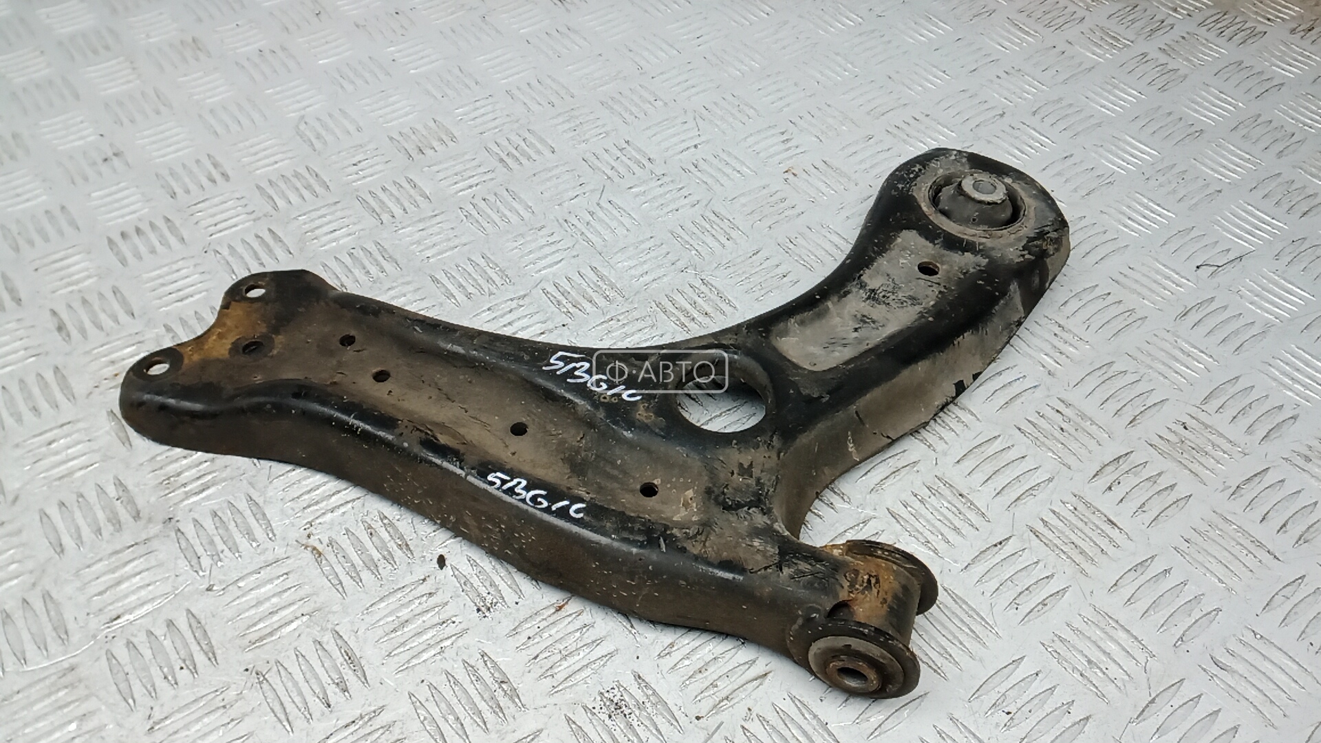 Рычаг передний нижний правый