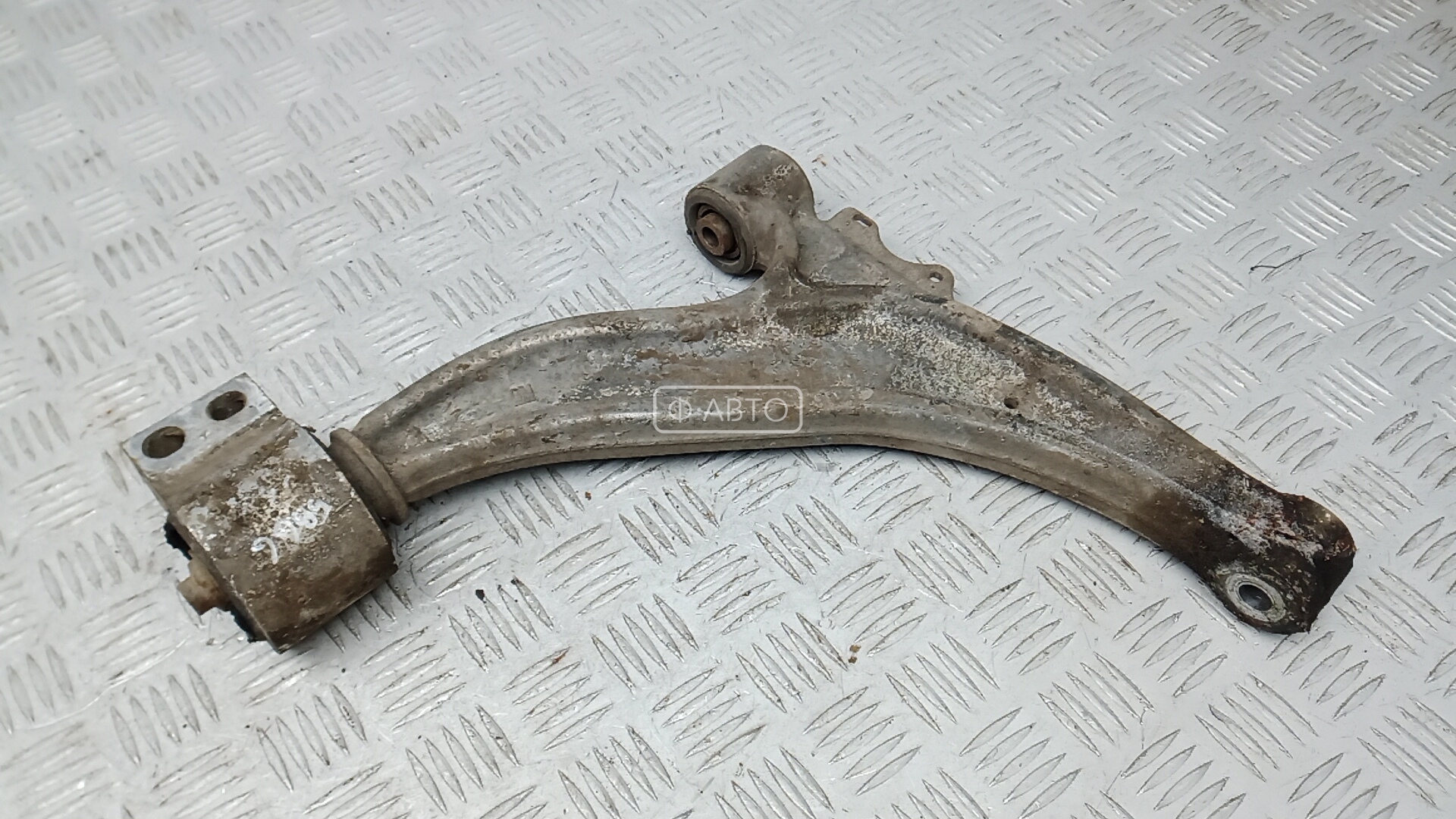 Рычаг передний нижний правый