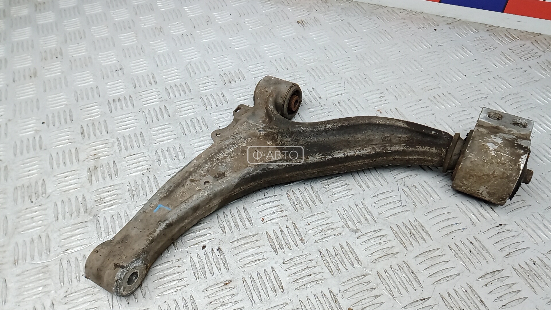 Рычаг передний нижний левый