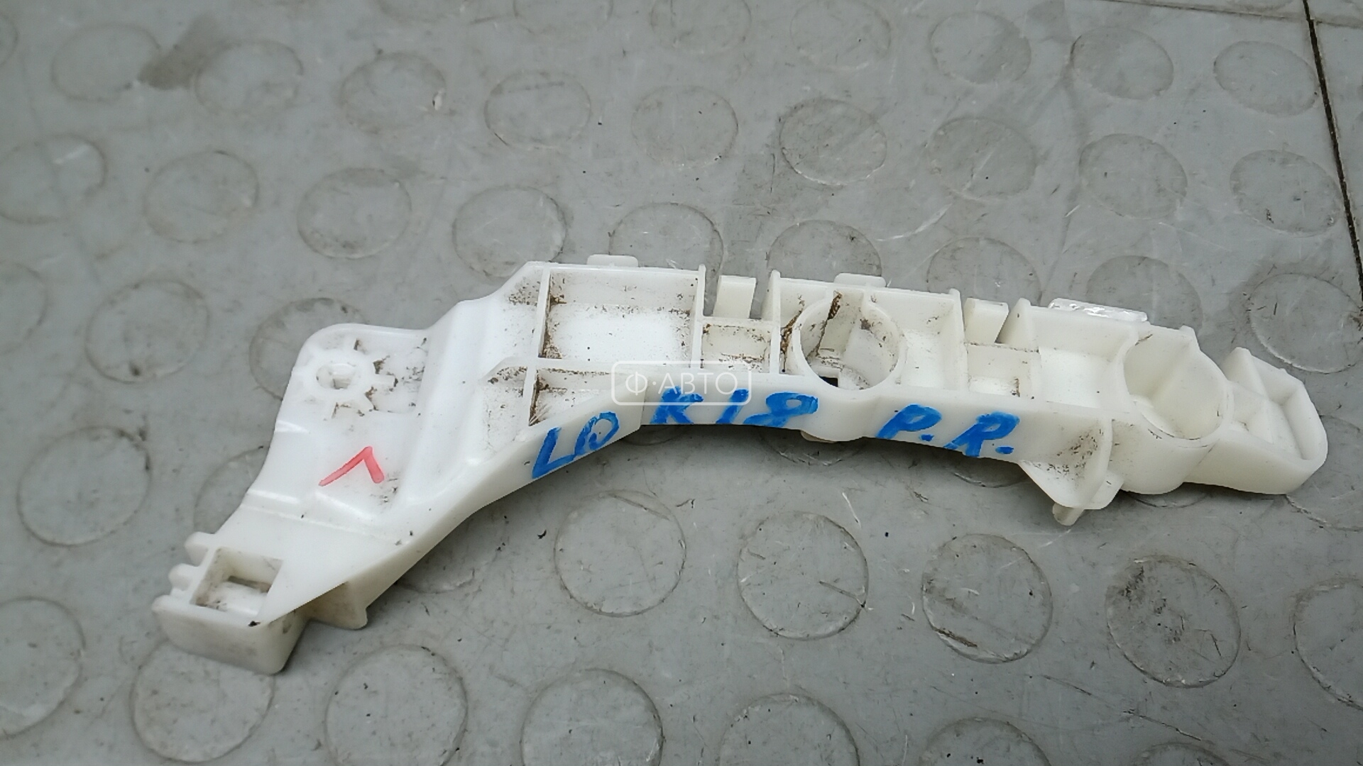 Крепление бампера переднее