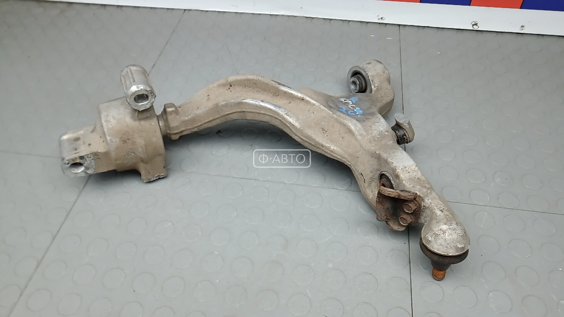 Рычаг передний нижний правый