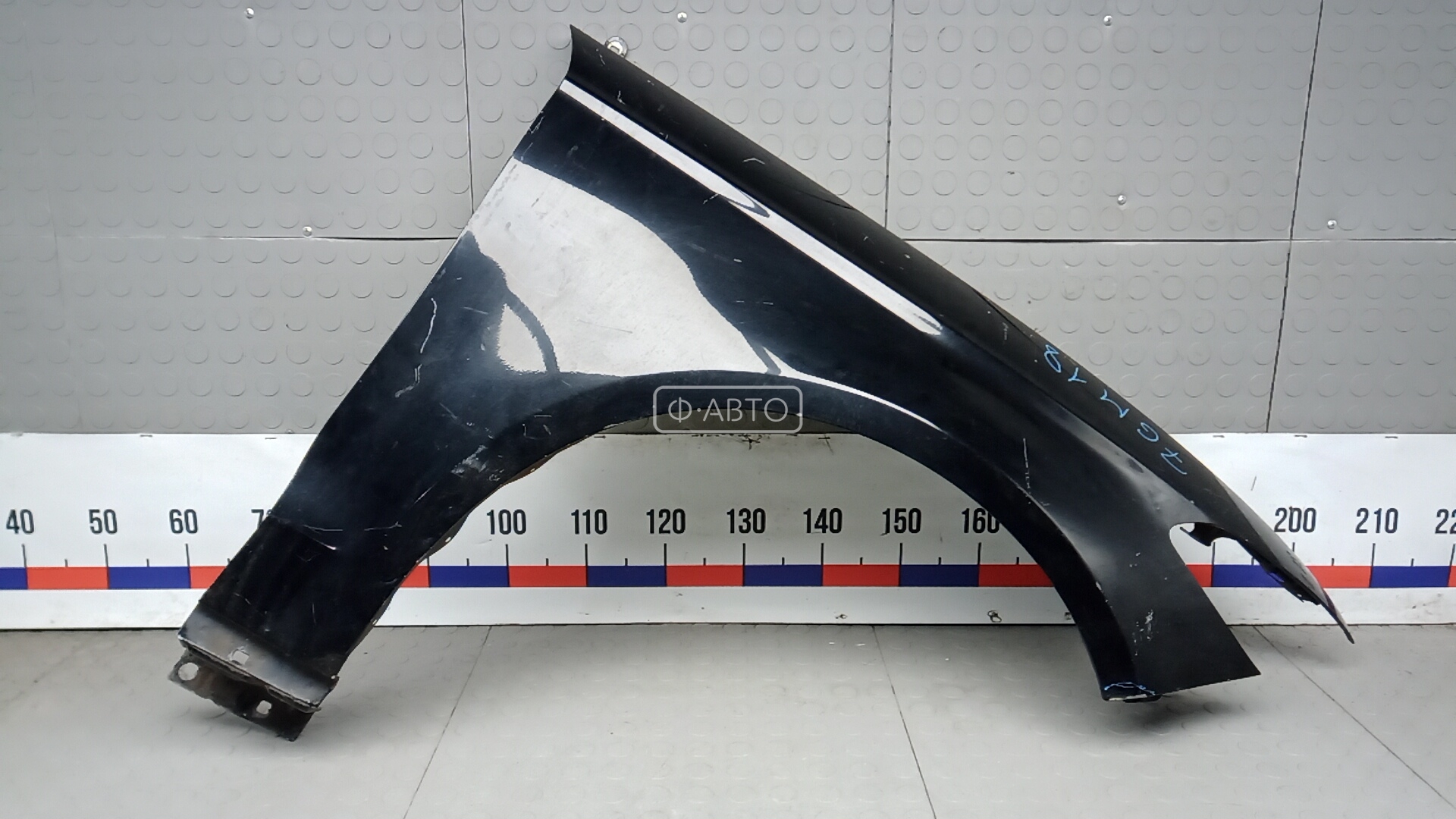 Крыло переднее правое