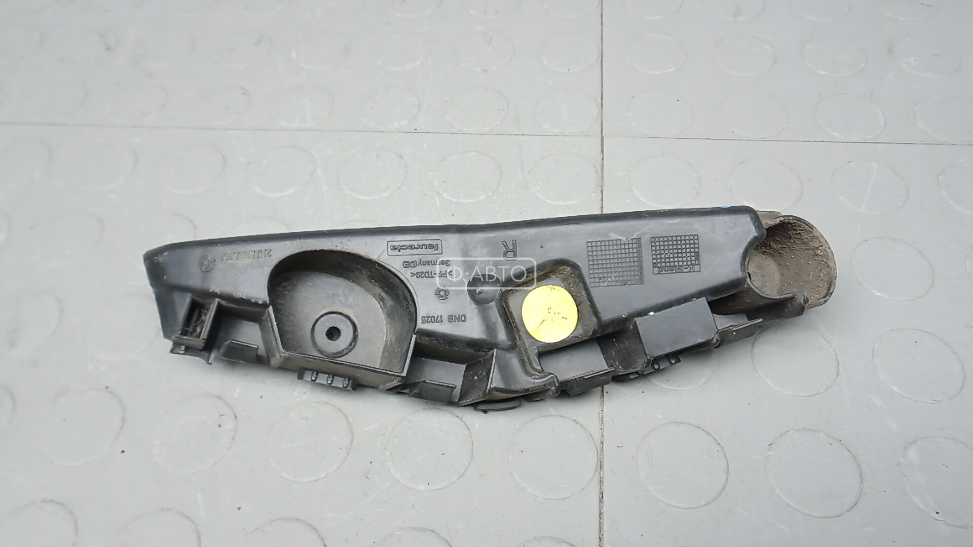 Крепление бампера переднее