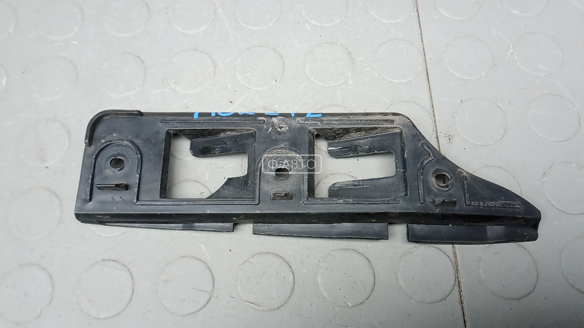 Крепление бампера переднее