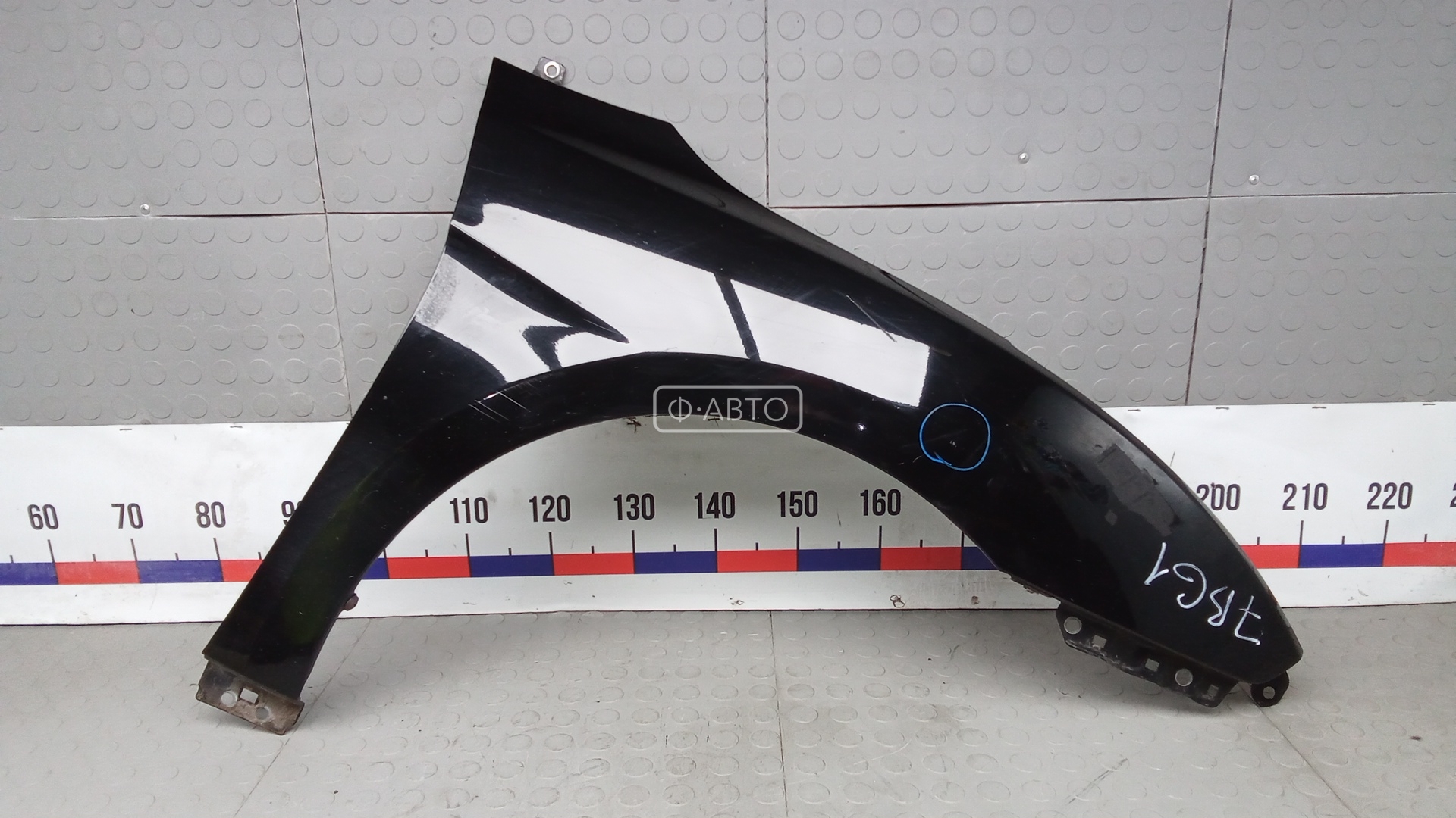 Крыло переднее правое