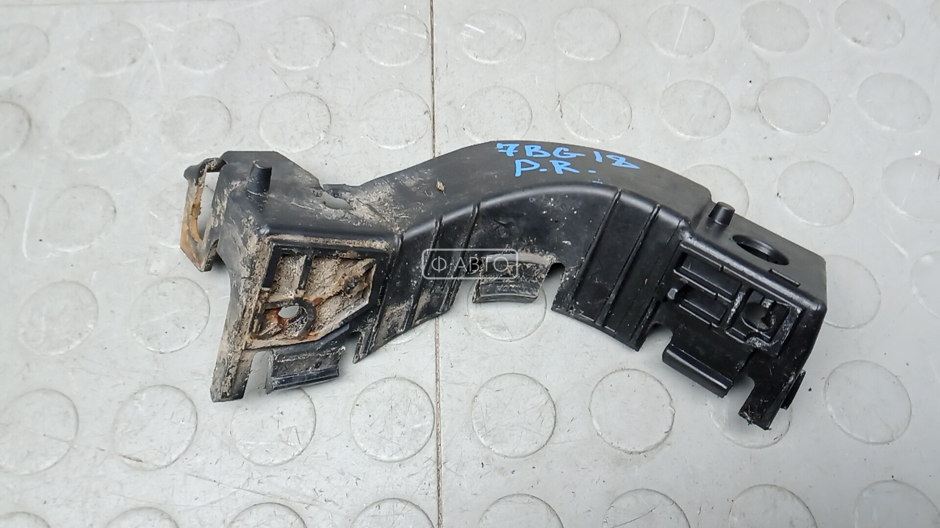 Крепление бампера переднее