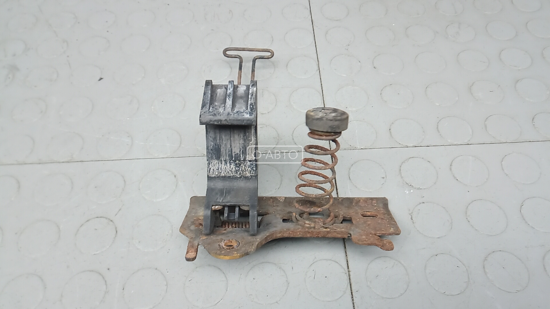 Замок капота