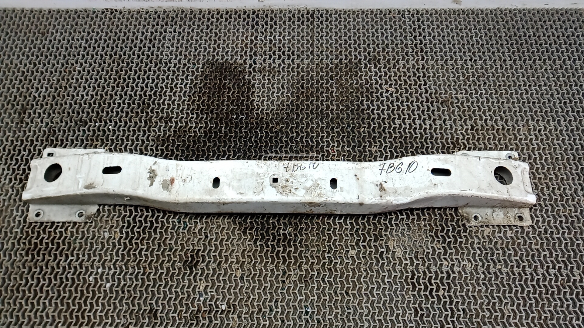 Усилитель бампера передний (кронштейн)