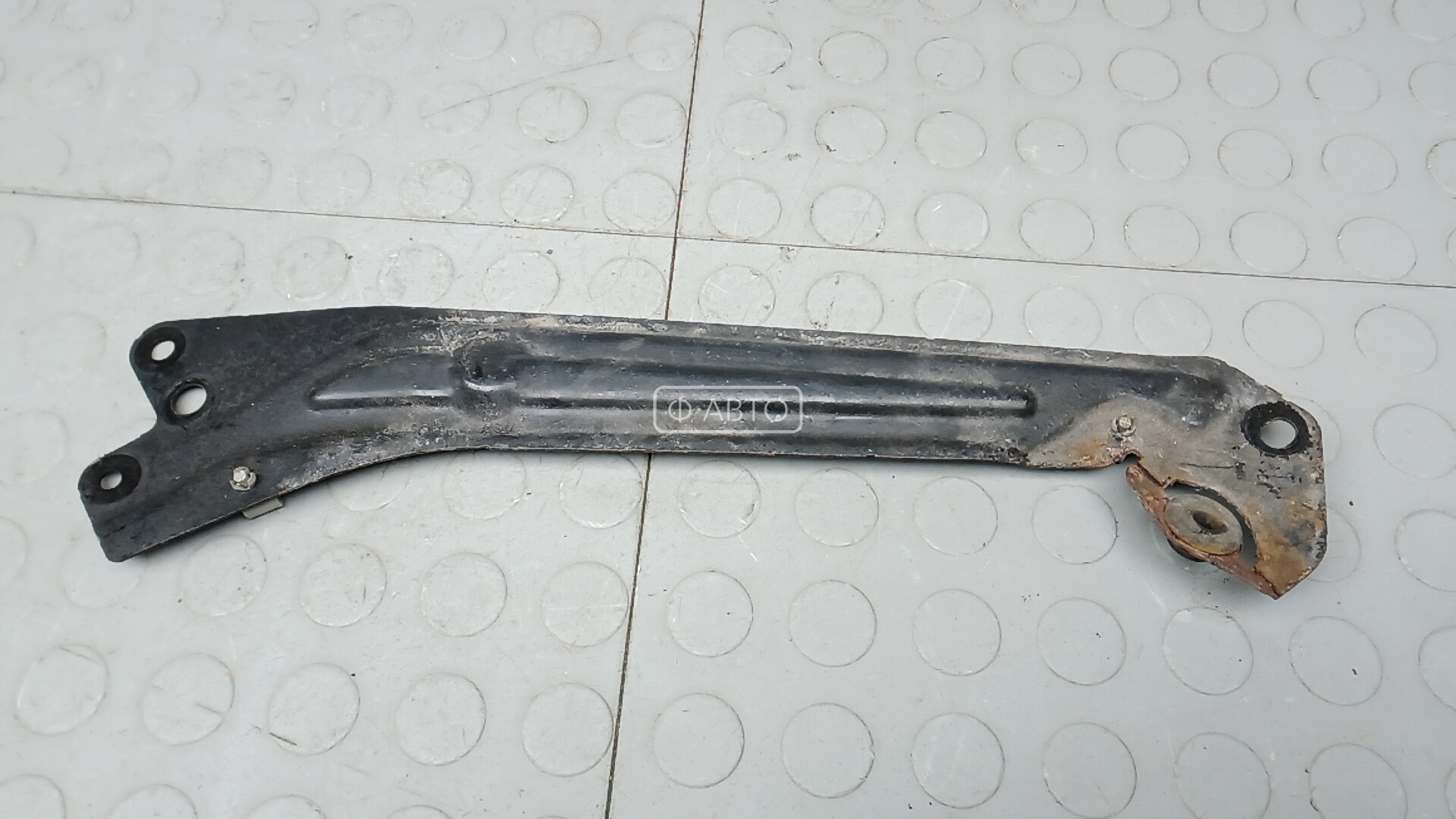 Крепление фары левой