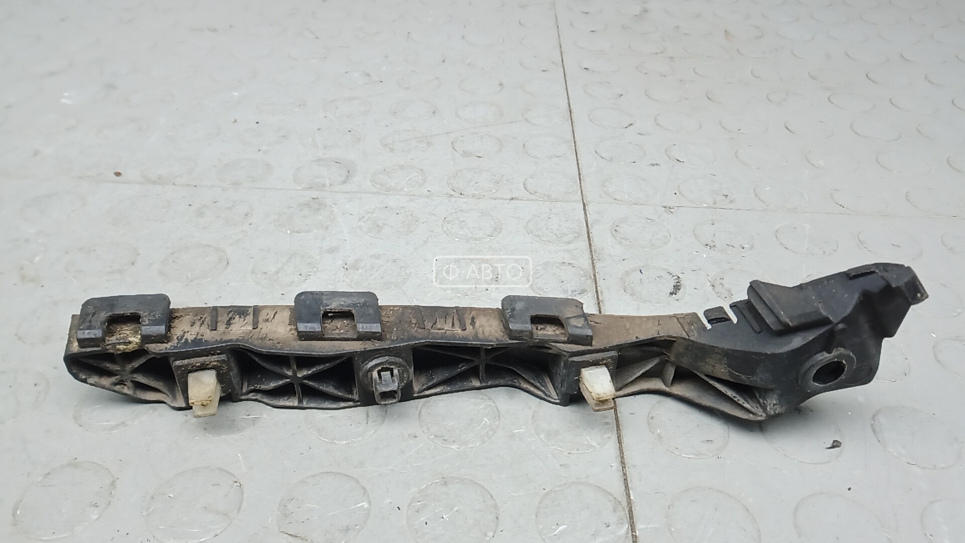 Крепление бампера переднее