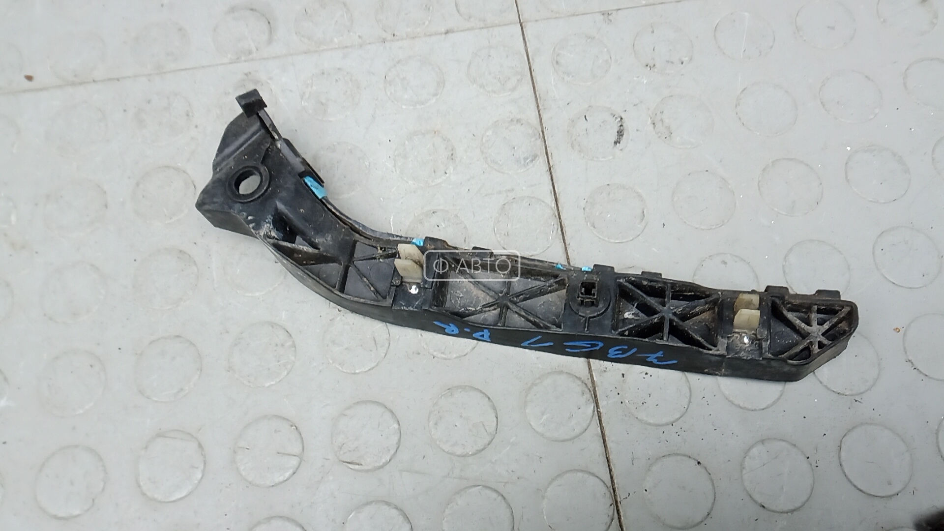 Крепление бампера переднее