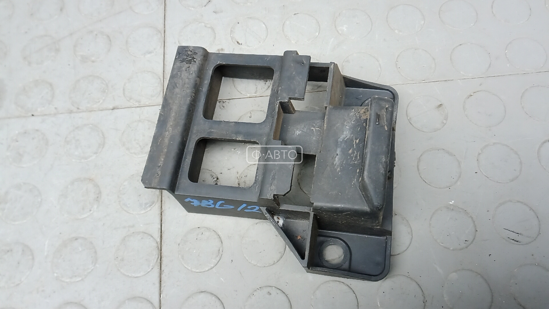 Крепление бампера переднее