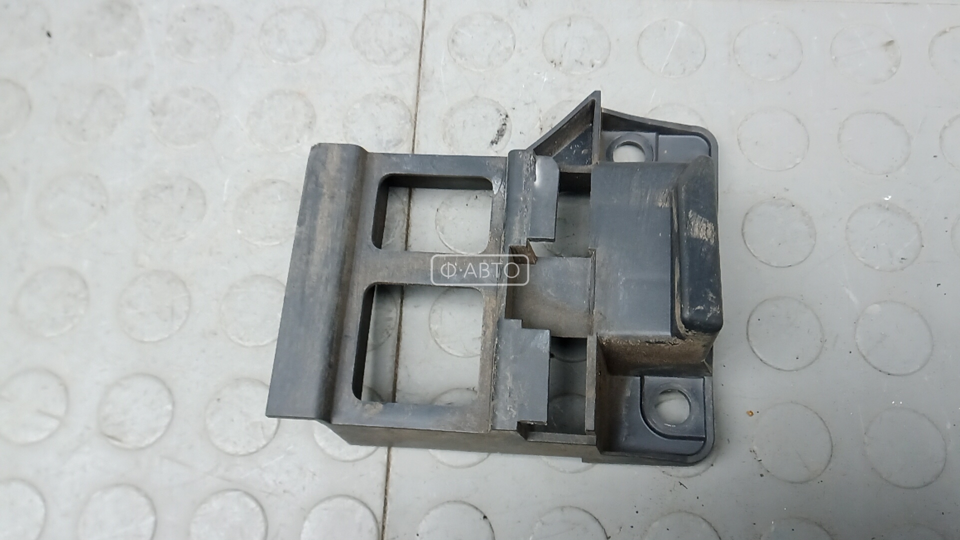 Крепление бампера переднее