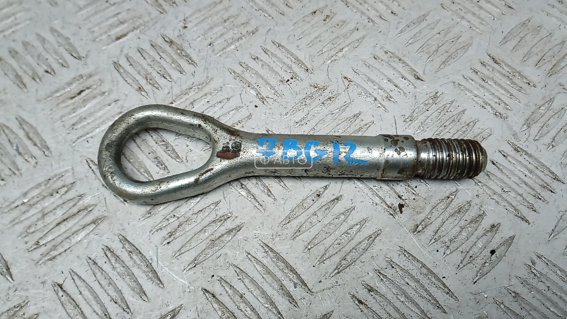 Крюк буксировочный