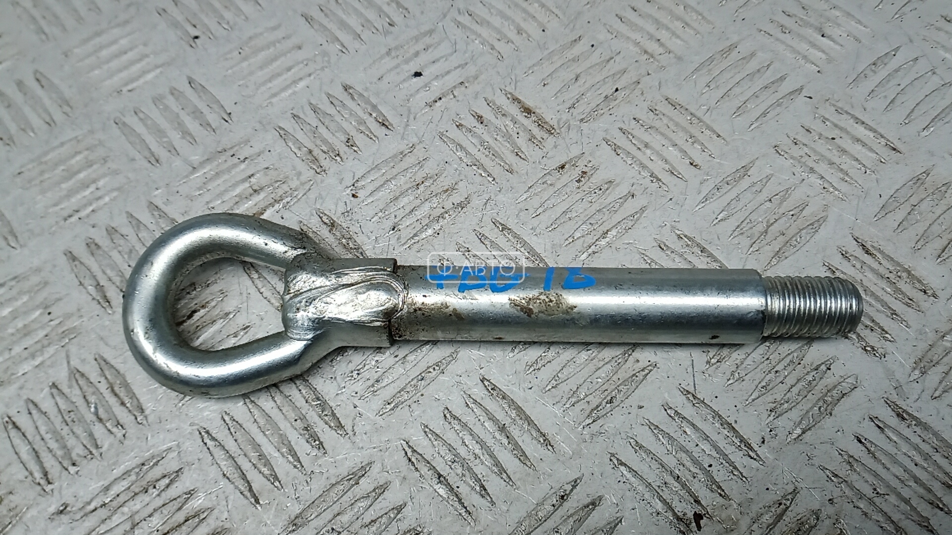 Крюк буксировочный