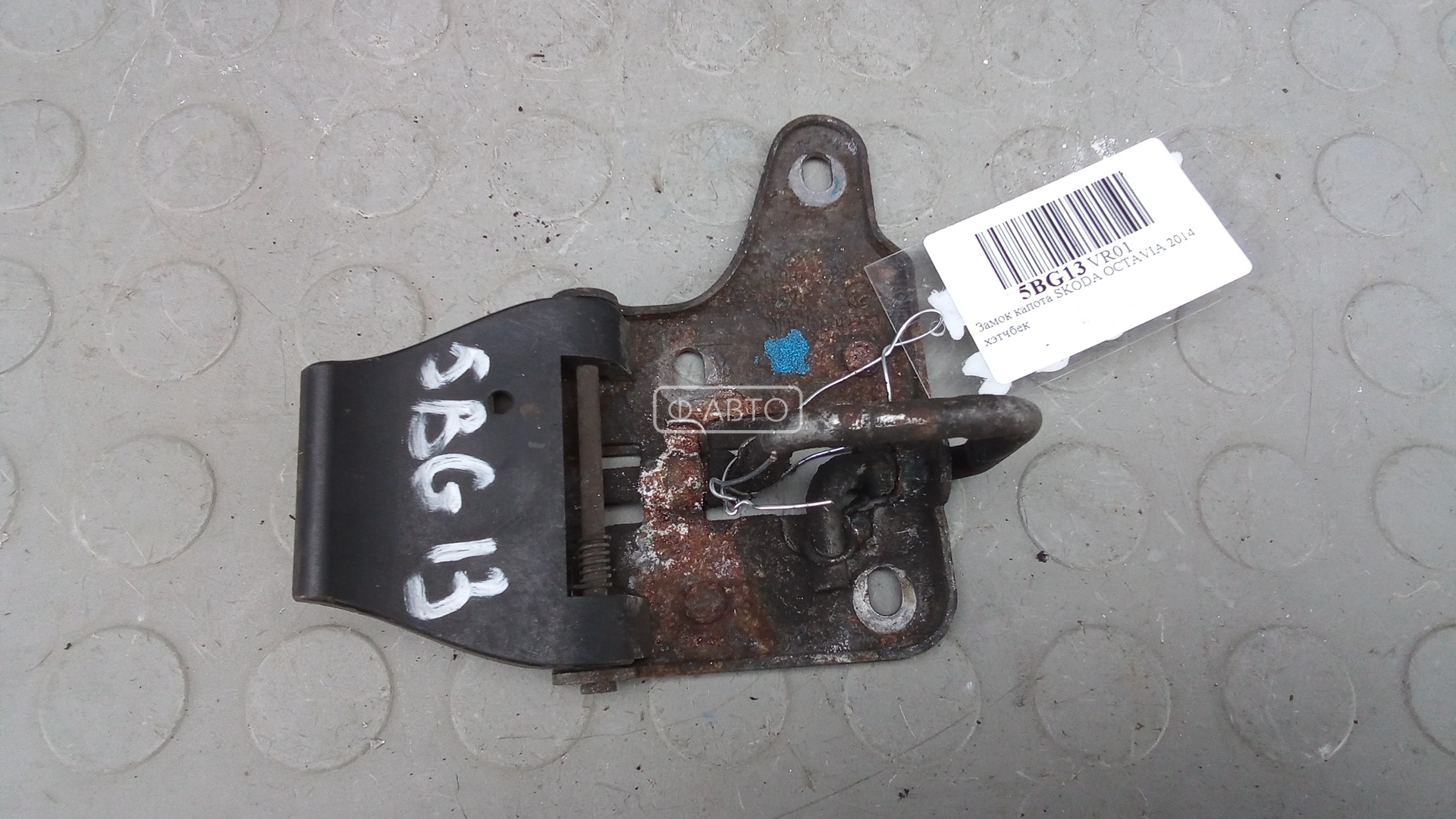 Замок капота