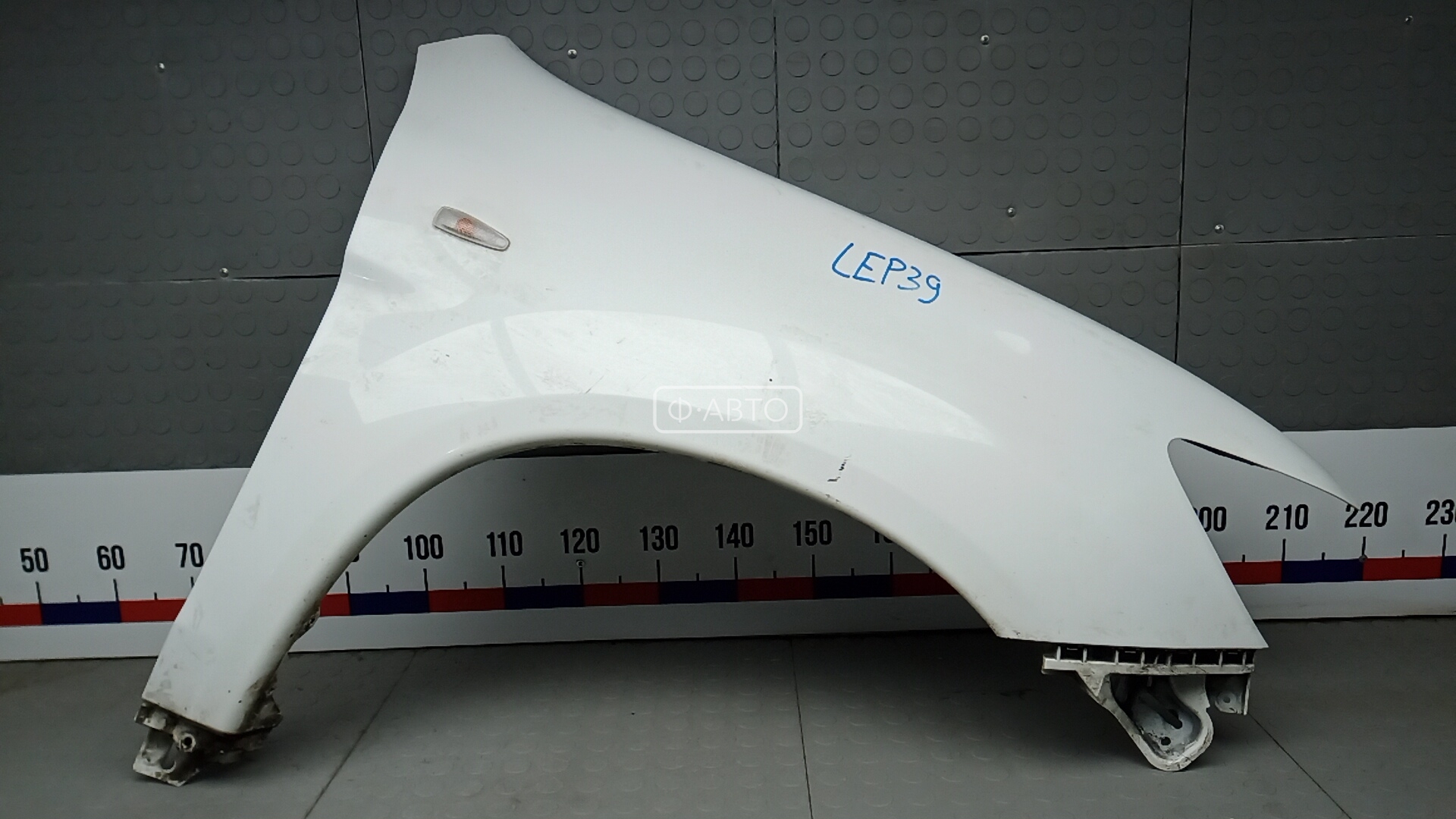 Крыло переднее правое