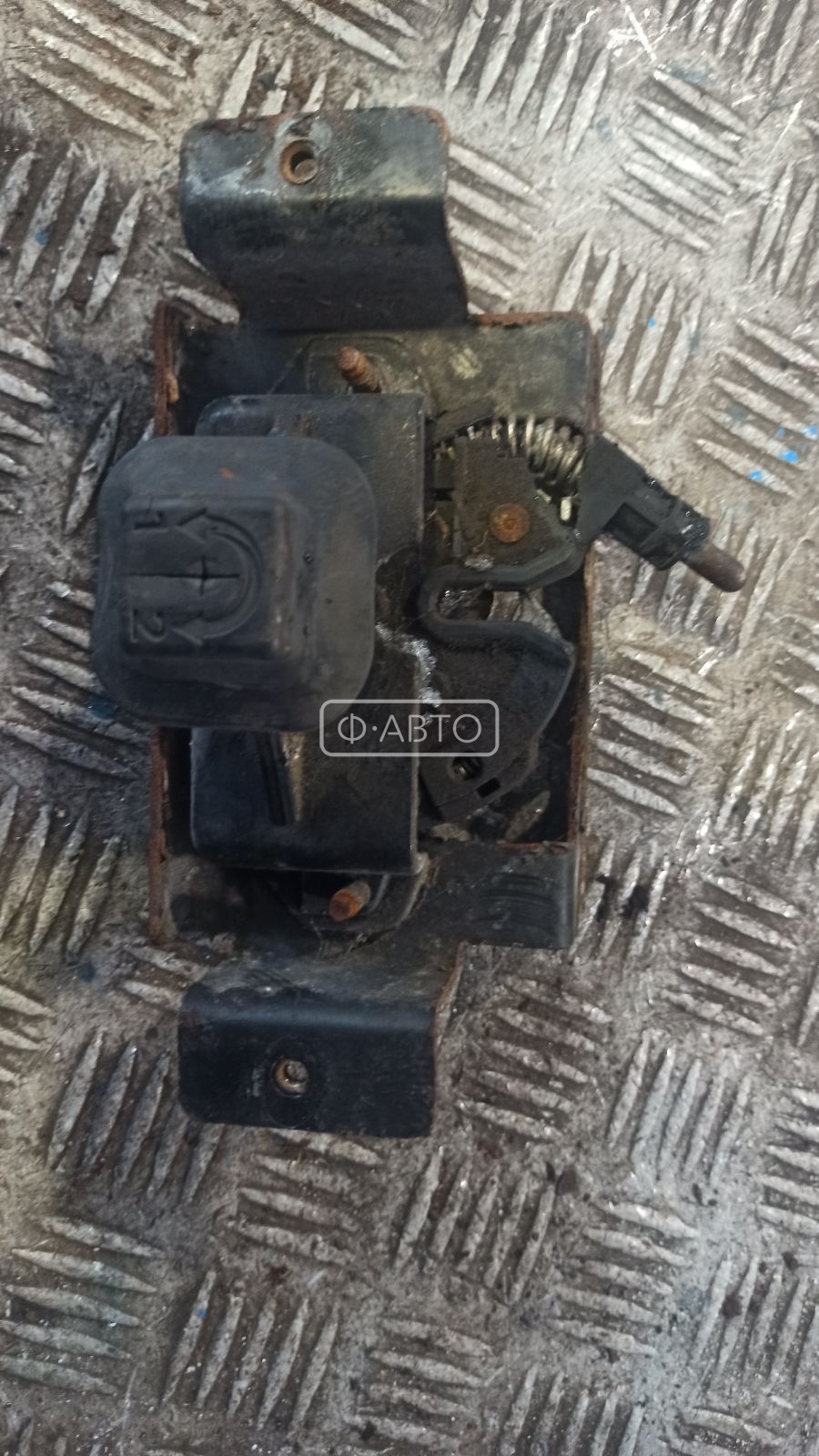 Замок капота