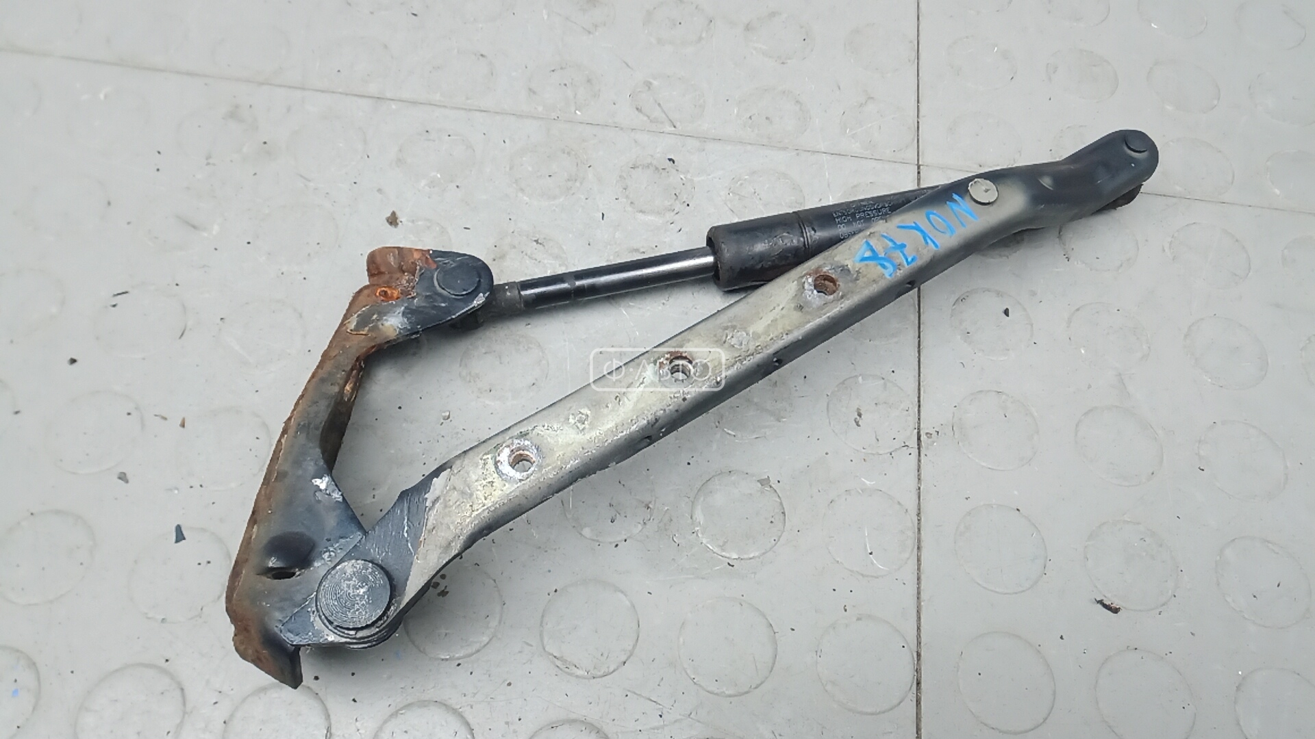 Петля капота