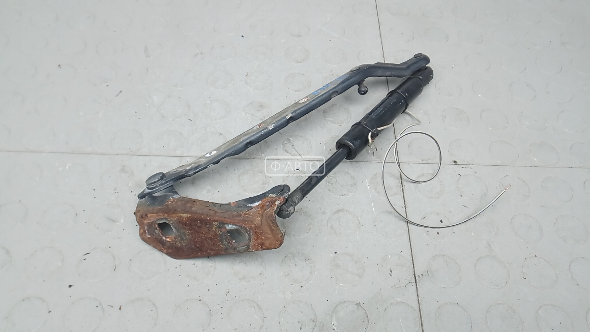 Петля капота