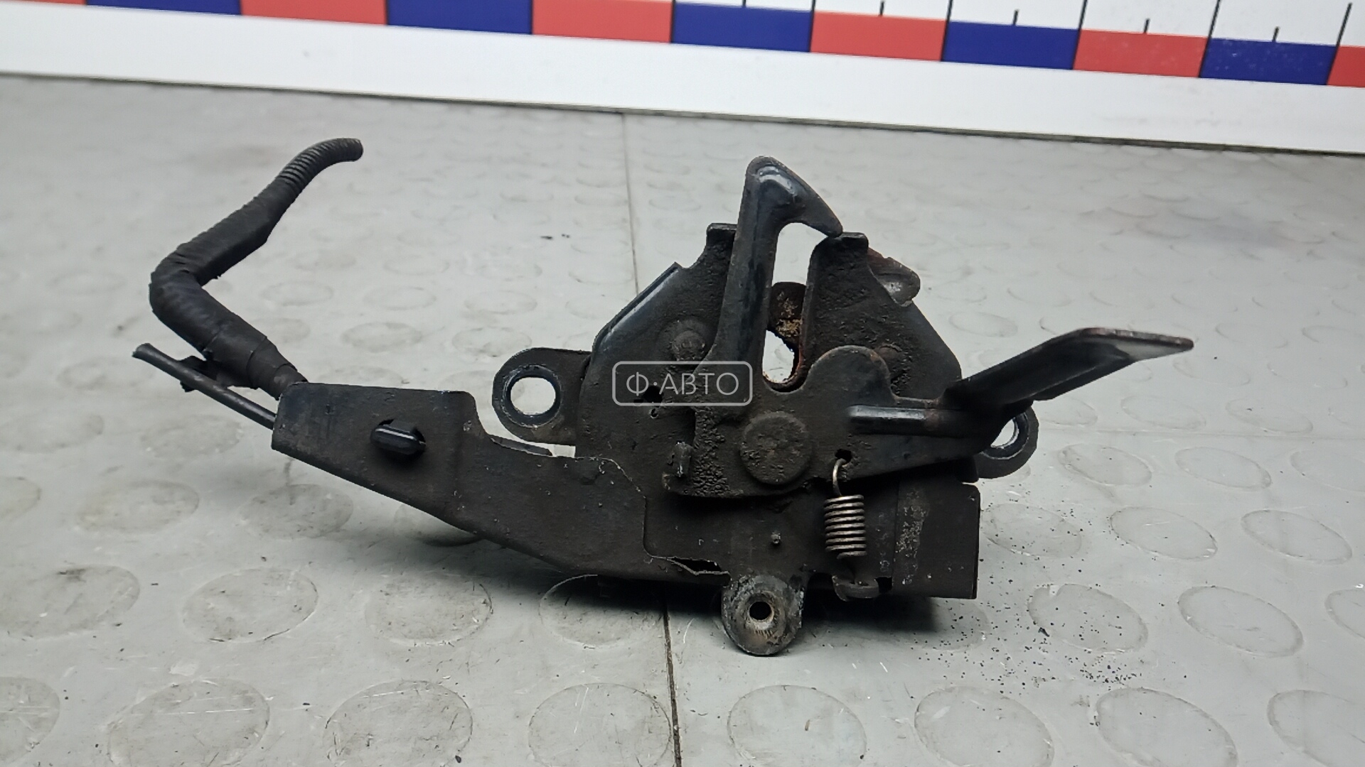 Замок капота