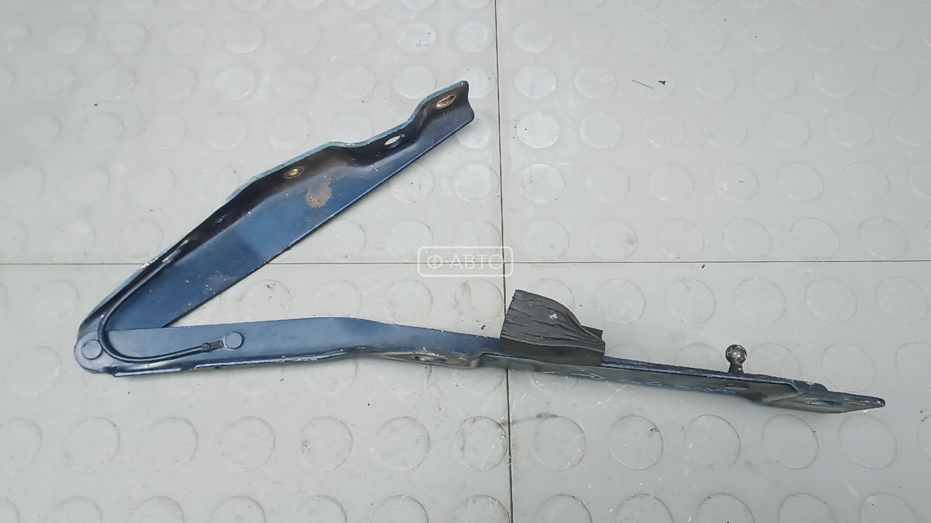 Петля капота