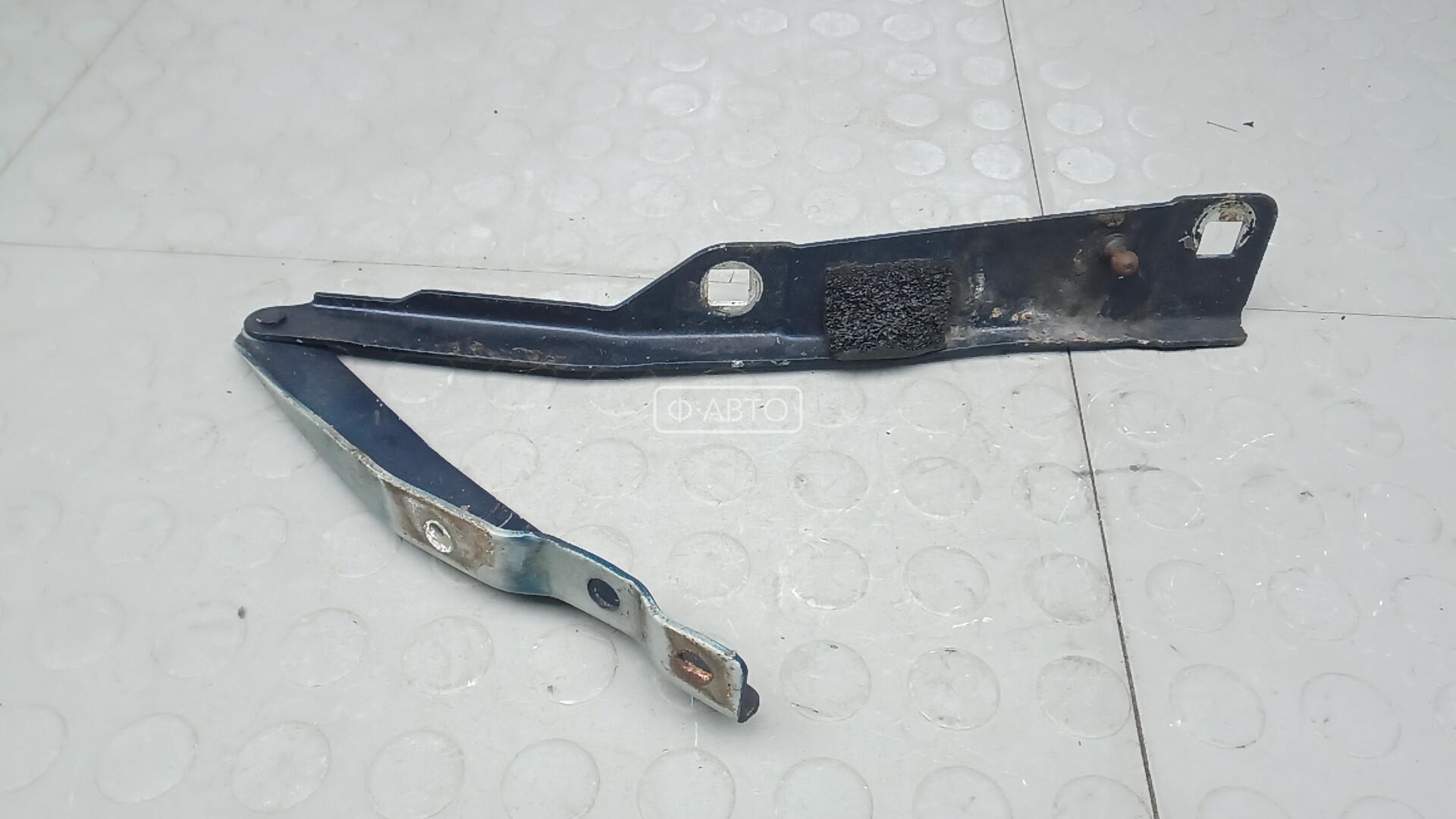 Петля капота