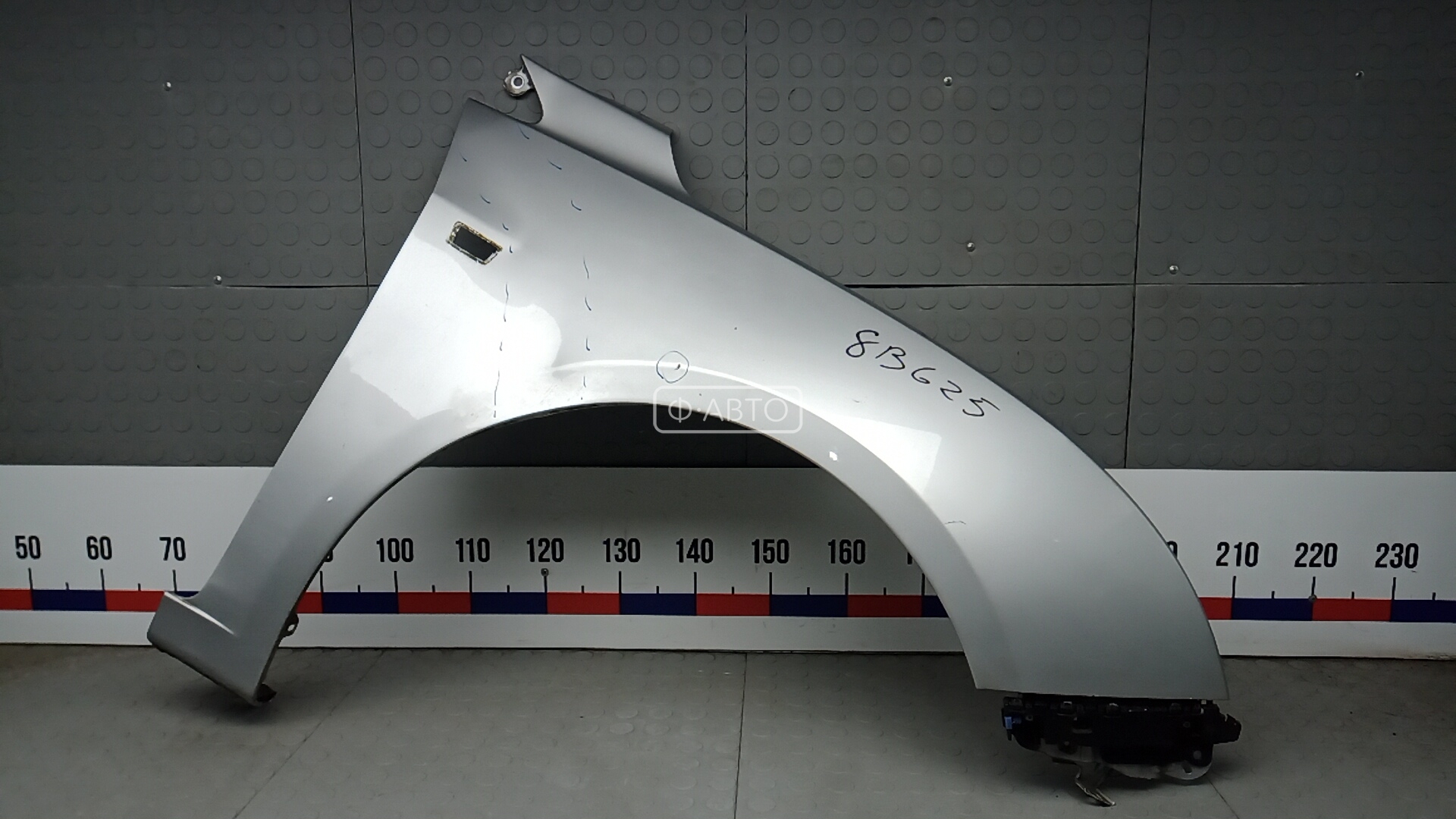 Крыло переднее правое