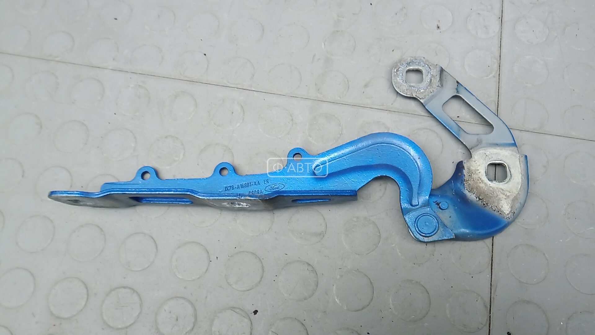 Петля капота