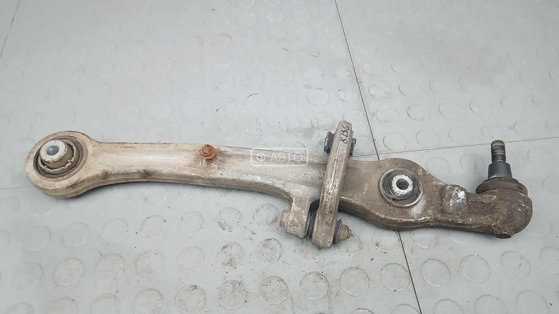 Рычаг передний нижний левый