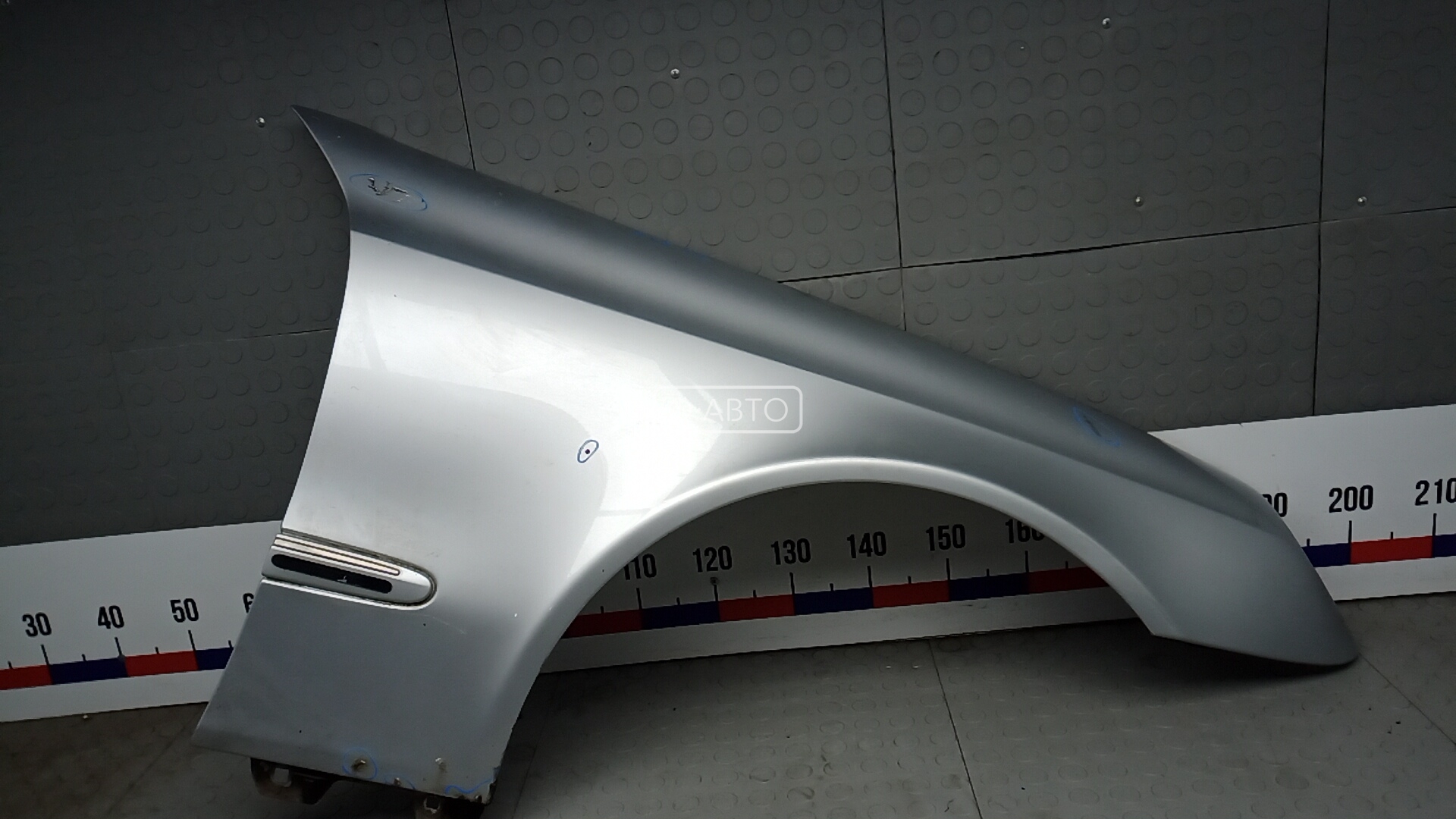 Крыло переднее правое