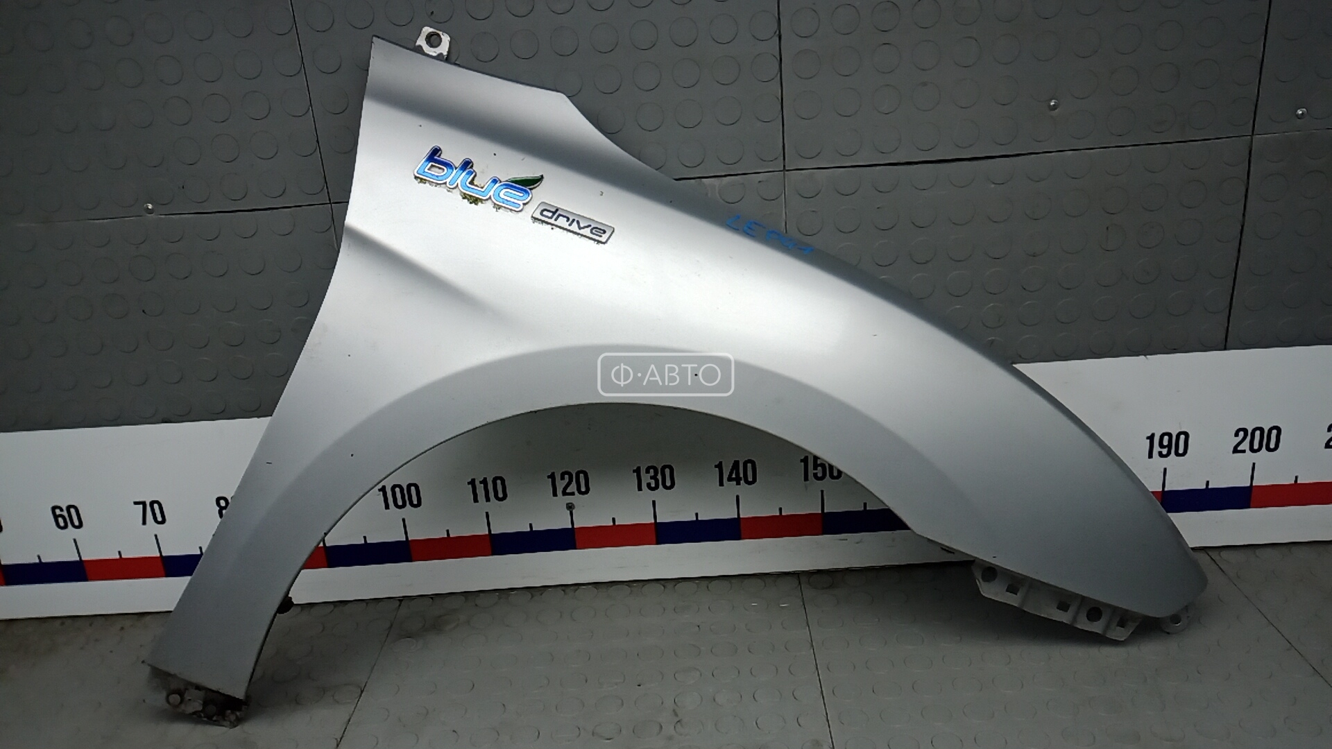 Крыло переднее правое