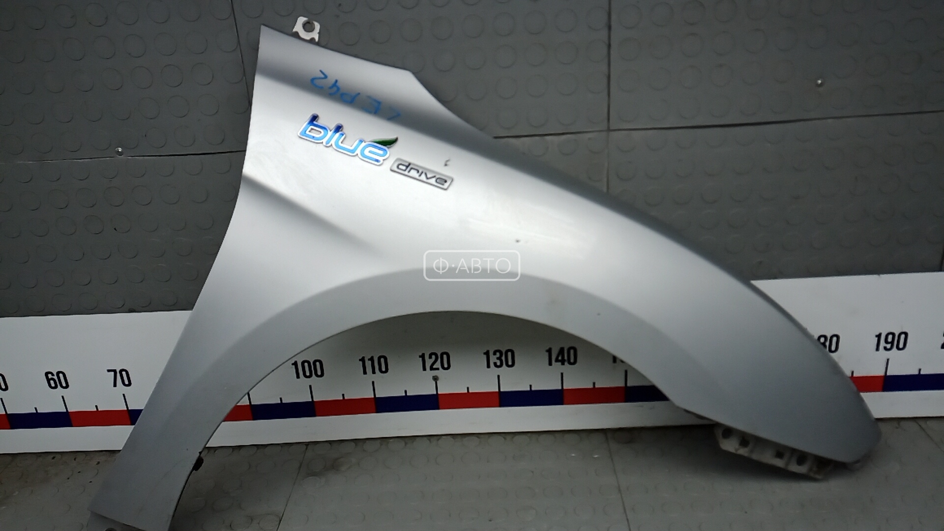 Крыло переднее правое