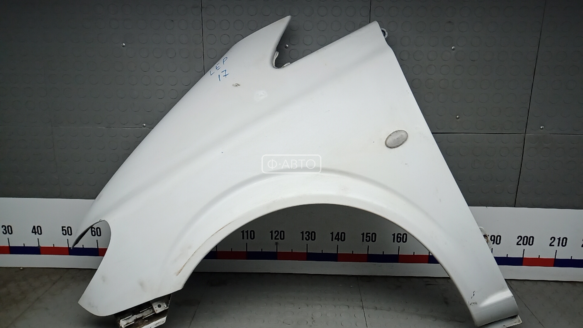 Крыло переднее левое