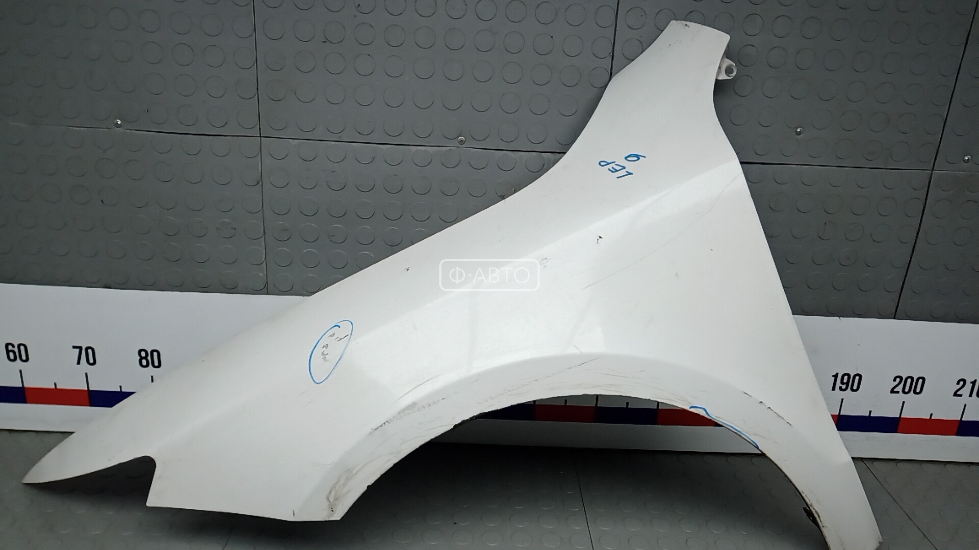 Крыло переднее левое