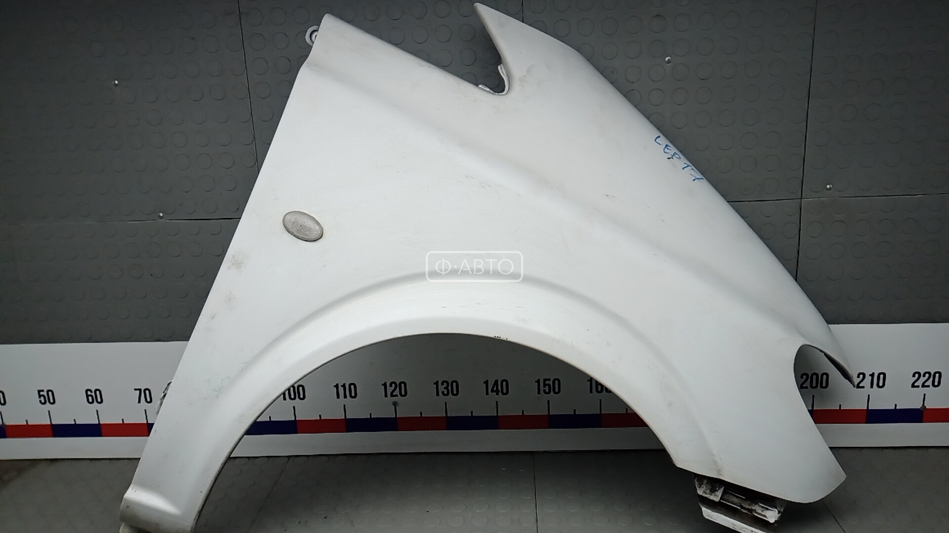 Крыло переднее правое