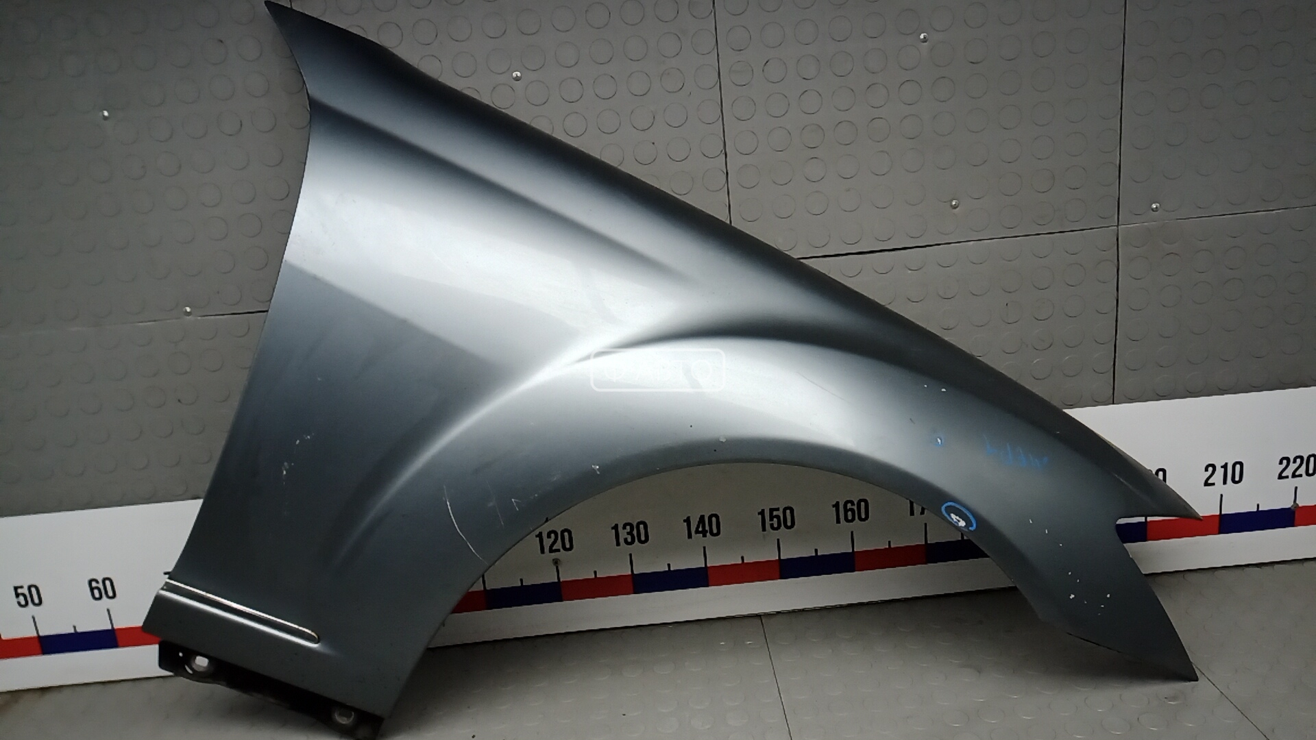 Крыло переднее правое