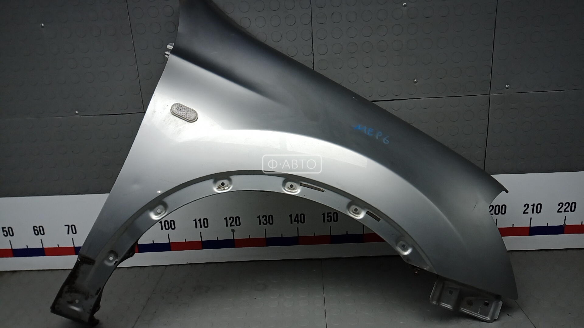 Крыло переднее правое