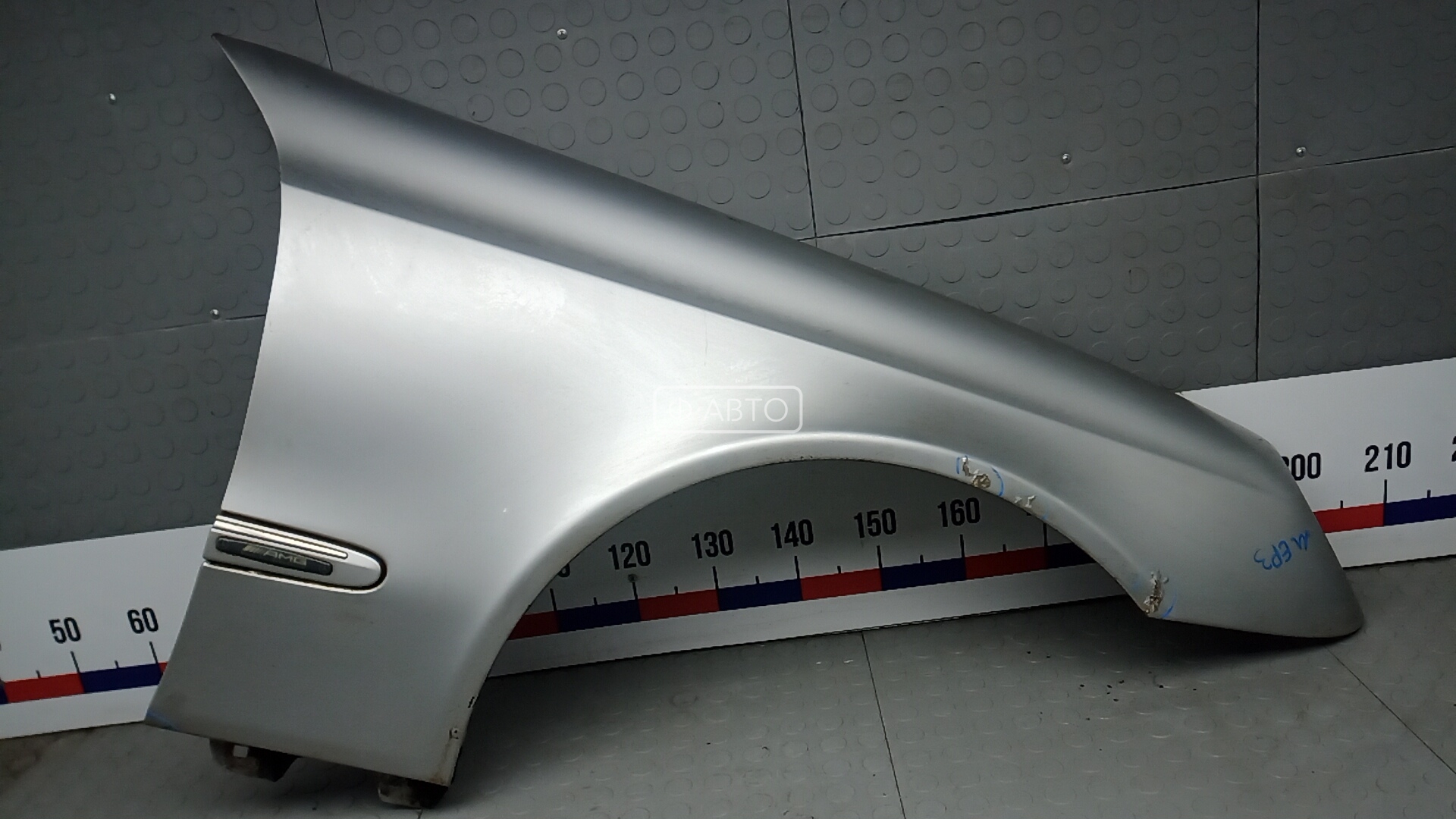 Крыло переднее правое