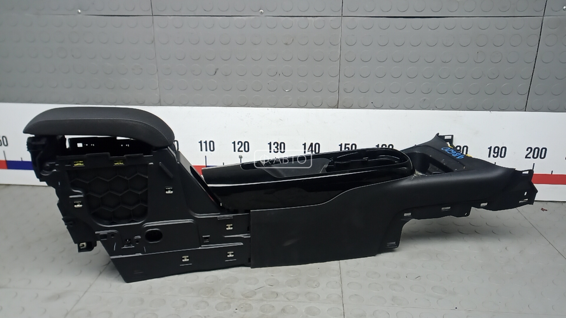 Подлокотник центральный