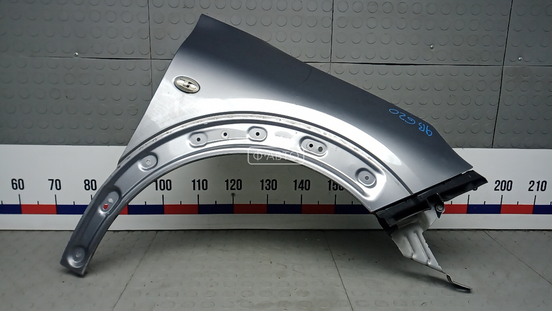 Крыло переднее правое