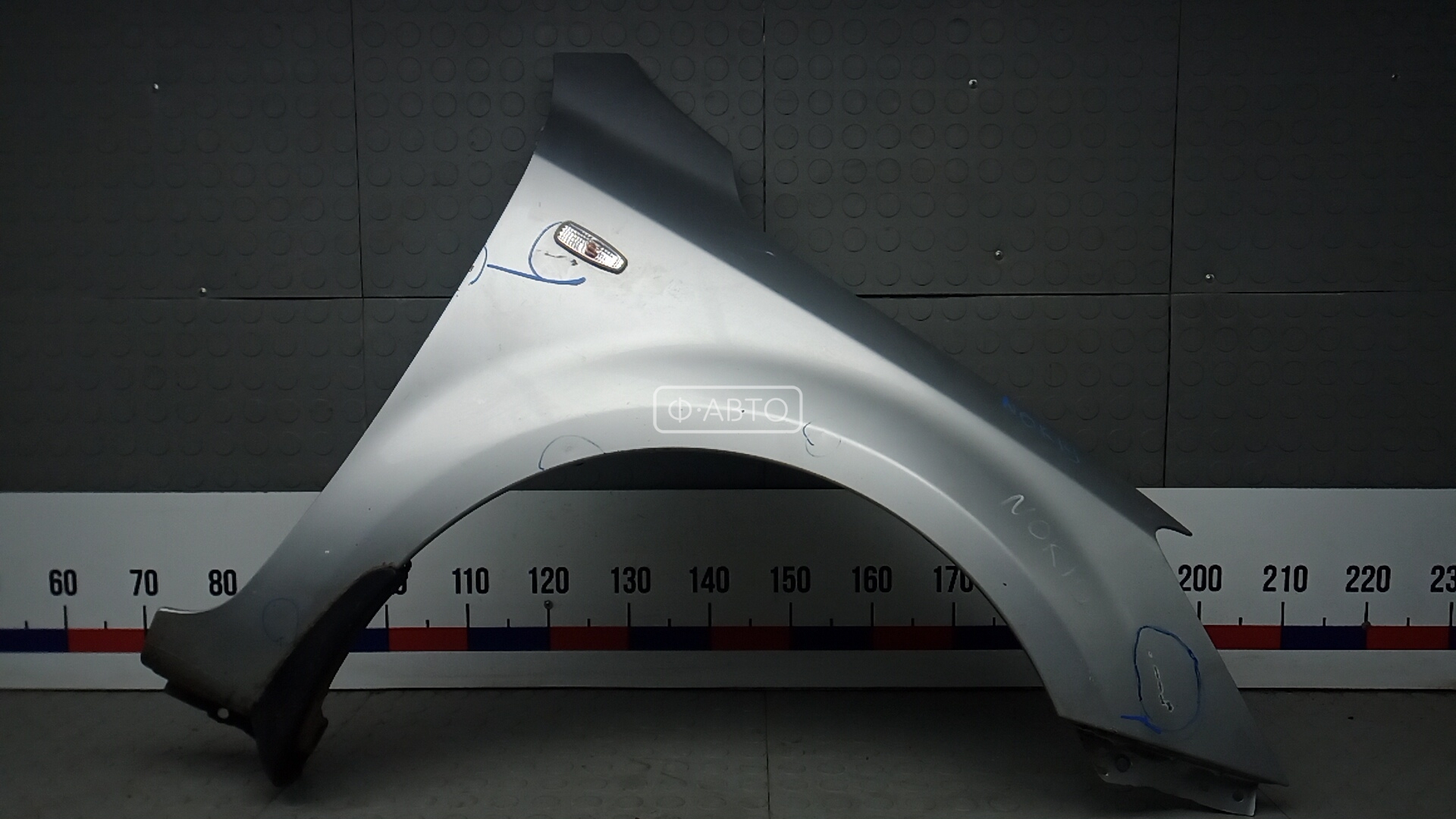 Крыло переднее правое